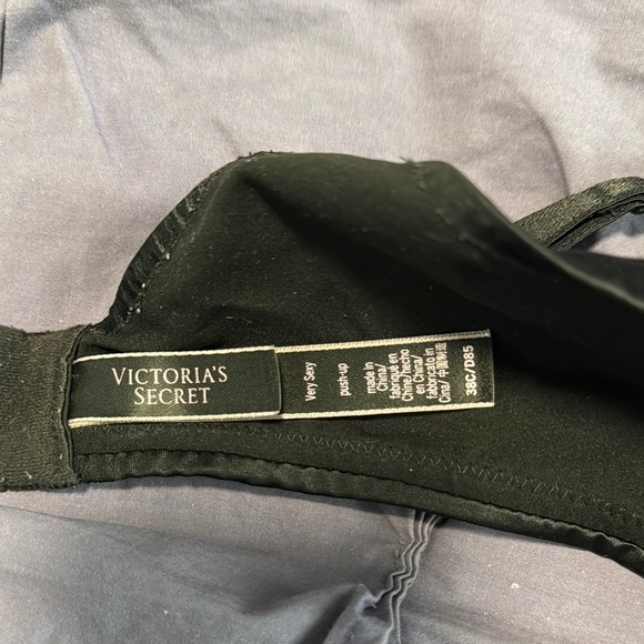 Victoria's Secret Black T-Shirt Bra with Molded Cups - Picture 2 of 3